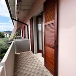 Near Town Centre And - Le Colombe